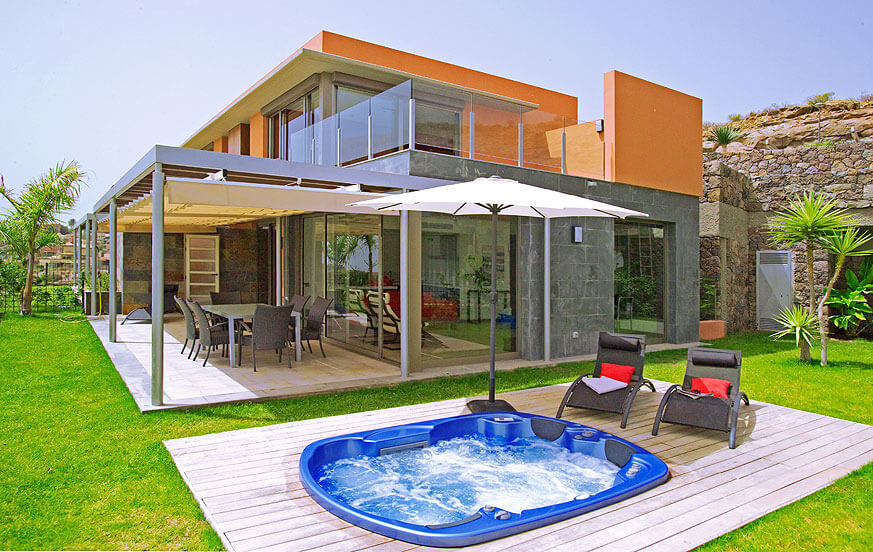 Kolmen makuuhuoneen valoisat sisätilat, kaunis puutarha, jossa poreallas ja upeat näkymät golfkentälle pohjoiseen