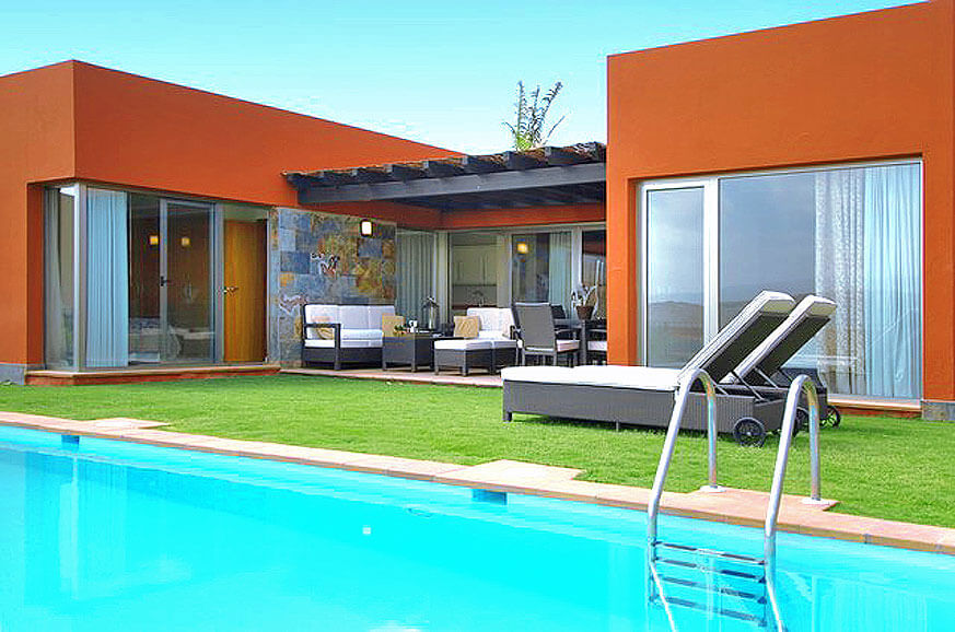 Schönes Haus mit zwei Schlafzimmern und einem großen Garten mit überdachter Terrasse und einem privaten beheizten Pool mit Blick auf den Golfplatz