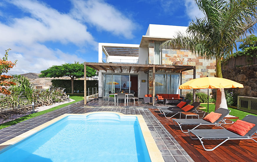 Casa a due piani con ampio spazio esterno con piscina privata e splendida vista sul campo da golf e le dune di Maspalomas