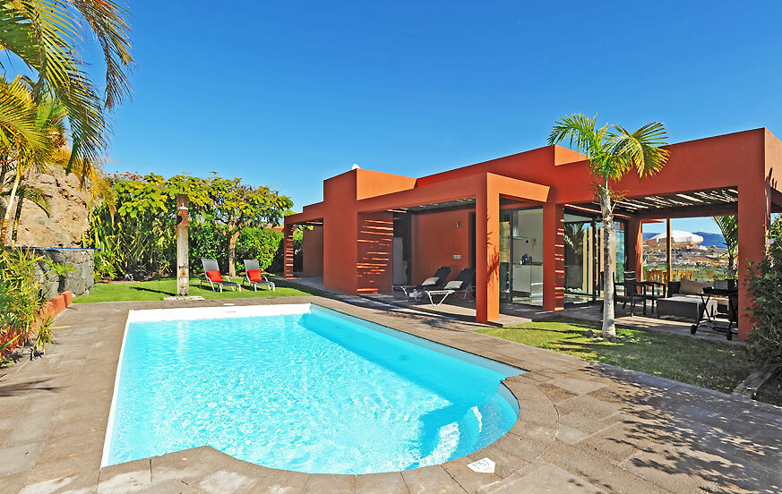 Villa med romslige rom, rolig hage, stor privat basseng og terrasse med fantastisk utsikt over golfbanen