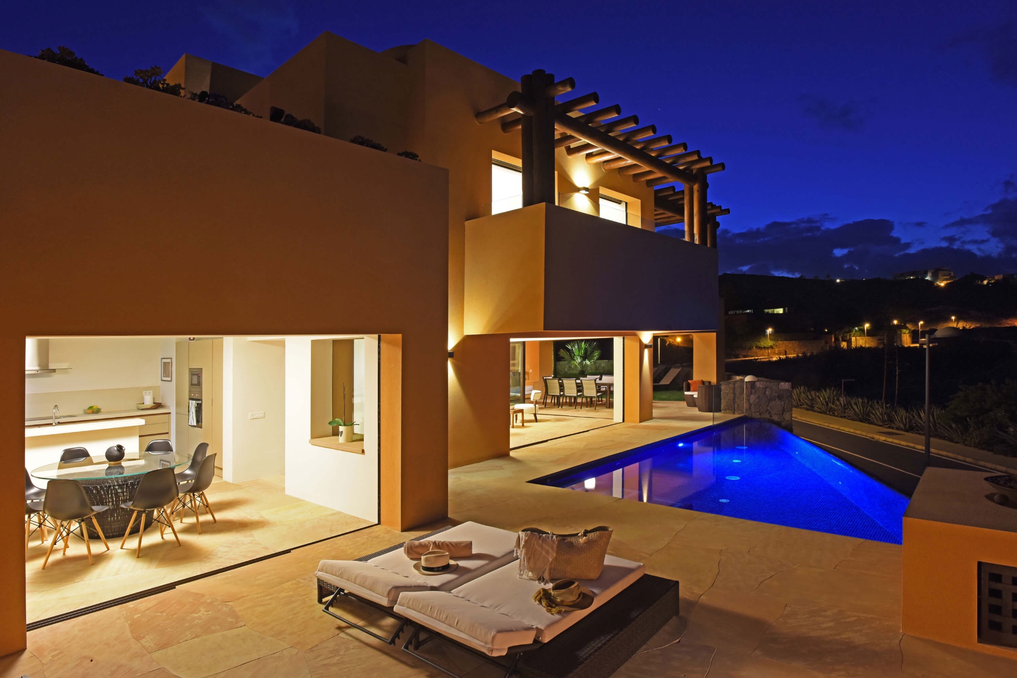 Luxusní vila s 5 ložnic, wellness centrum s bazénem, protiproudem plavání systémem a integrované masážní trysky