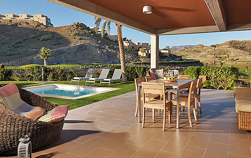 Smuk villa til 6 personer med stor terrasse og have med privat pool nær golfbanen