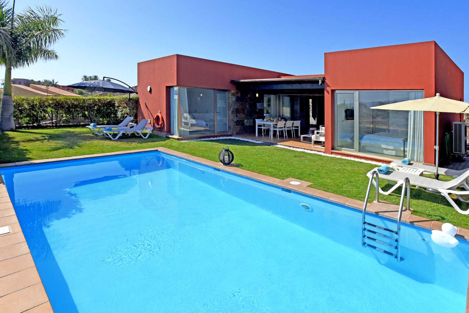 Helt ny og moderne møblert bungalow med nydelig utendørs terrasse, stort basseng og flott utsikt over golfbanen og landsbygda