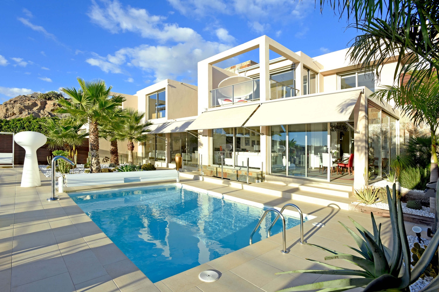 Completely renovated and equipped with high-quality materials, the Golfers Villa shine in new splendour. With the ideal location on the Salobre golf course, clever room layout and stylish interior design, they offer living comfort for the highest demands.