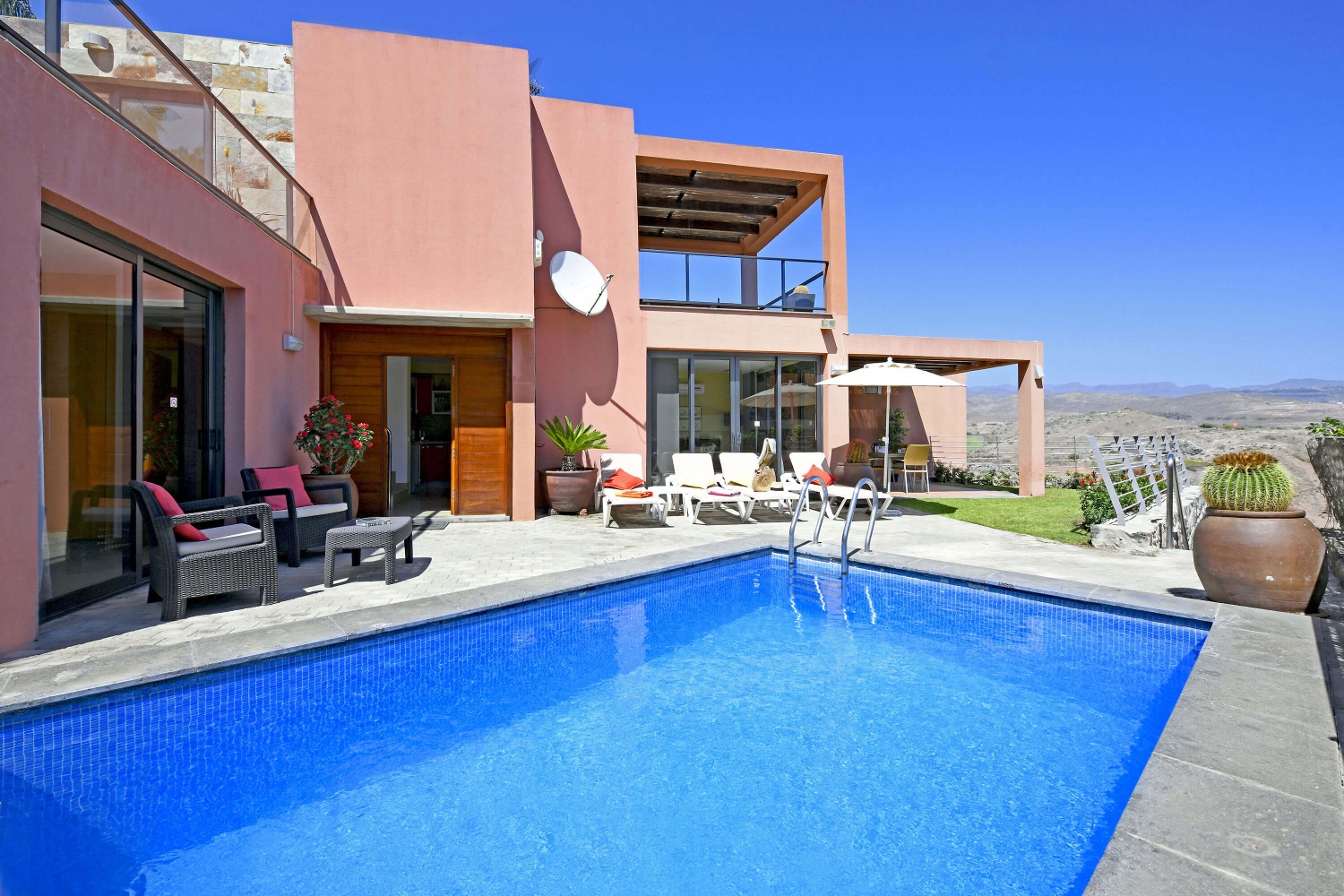 Elegant villa med vakre uterom og privat basseng i komplekset av terrasser med utsikt over golfbanen