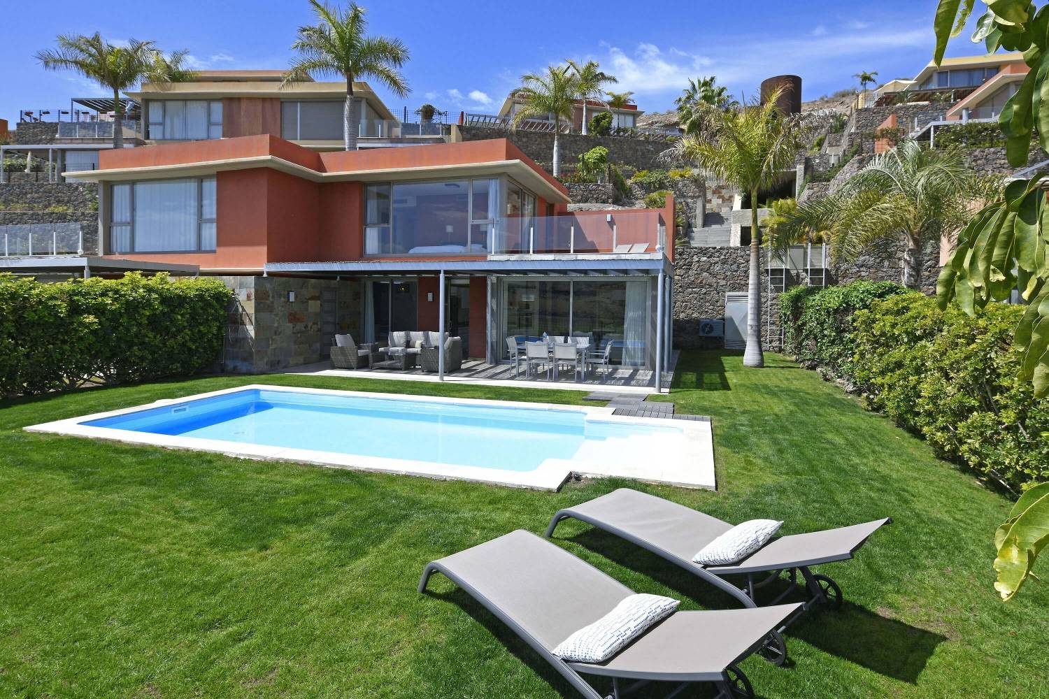 Villa elegante direttamente sul campo da golf con interni moderni, giardino con piscina privata e una splendida vista