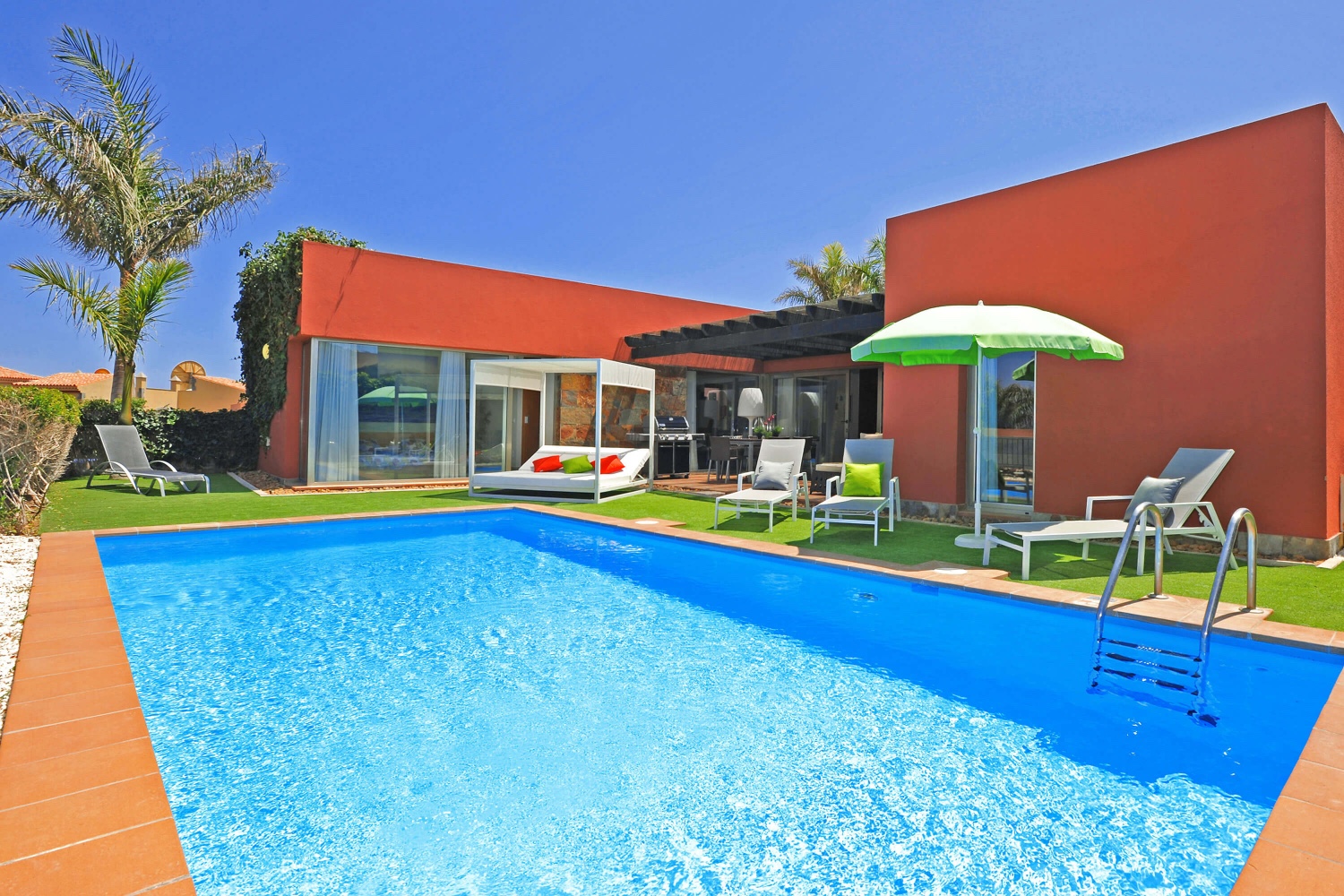Casa a un piano con camere spaziose e un piacevole spazio esterno con ampia piscina privata e barbecue a gas
