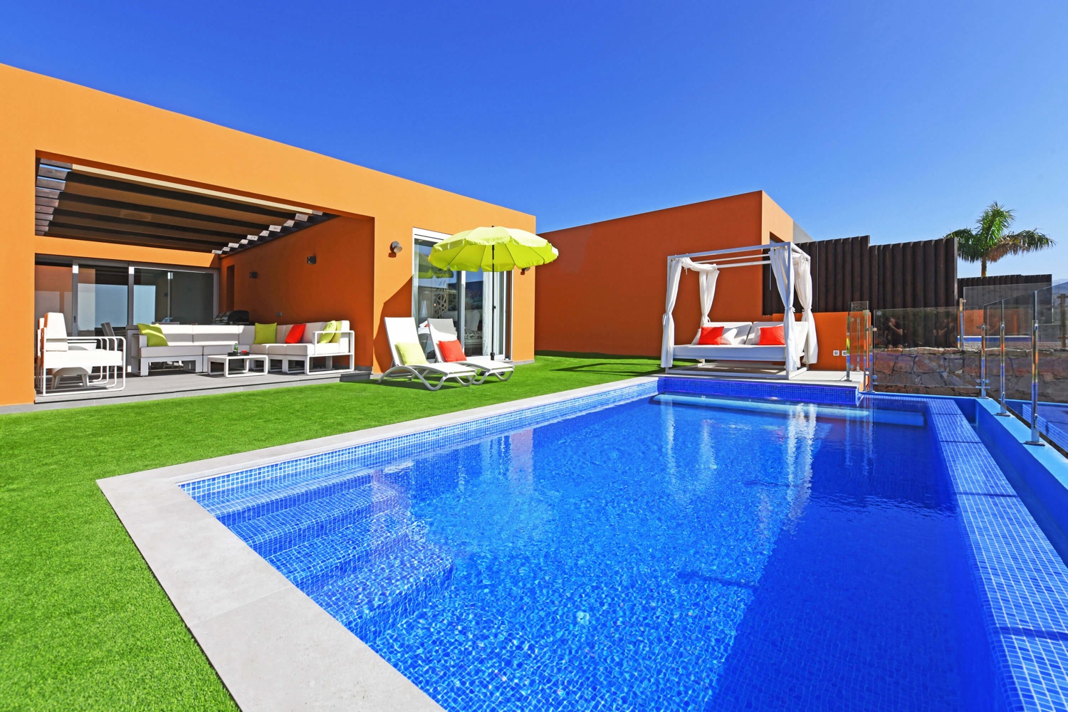 Moderne luxe woning met alle comfort, smaakvol interieur en een gezellige buitenruimte met een zonnig terras, privé zwembad en uitzicht op zee, alsmede een terras met eethoek