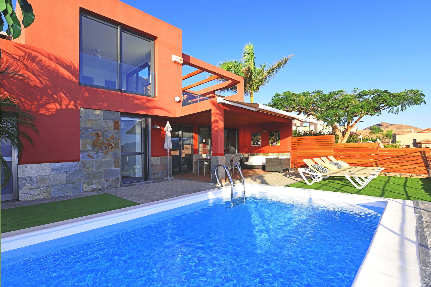 Modern huis met twee slaapkamers met een stijlvol interieur, een geweldig zwembad en een terras met panoramisch uitzicht