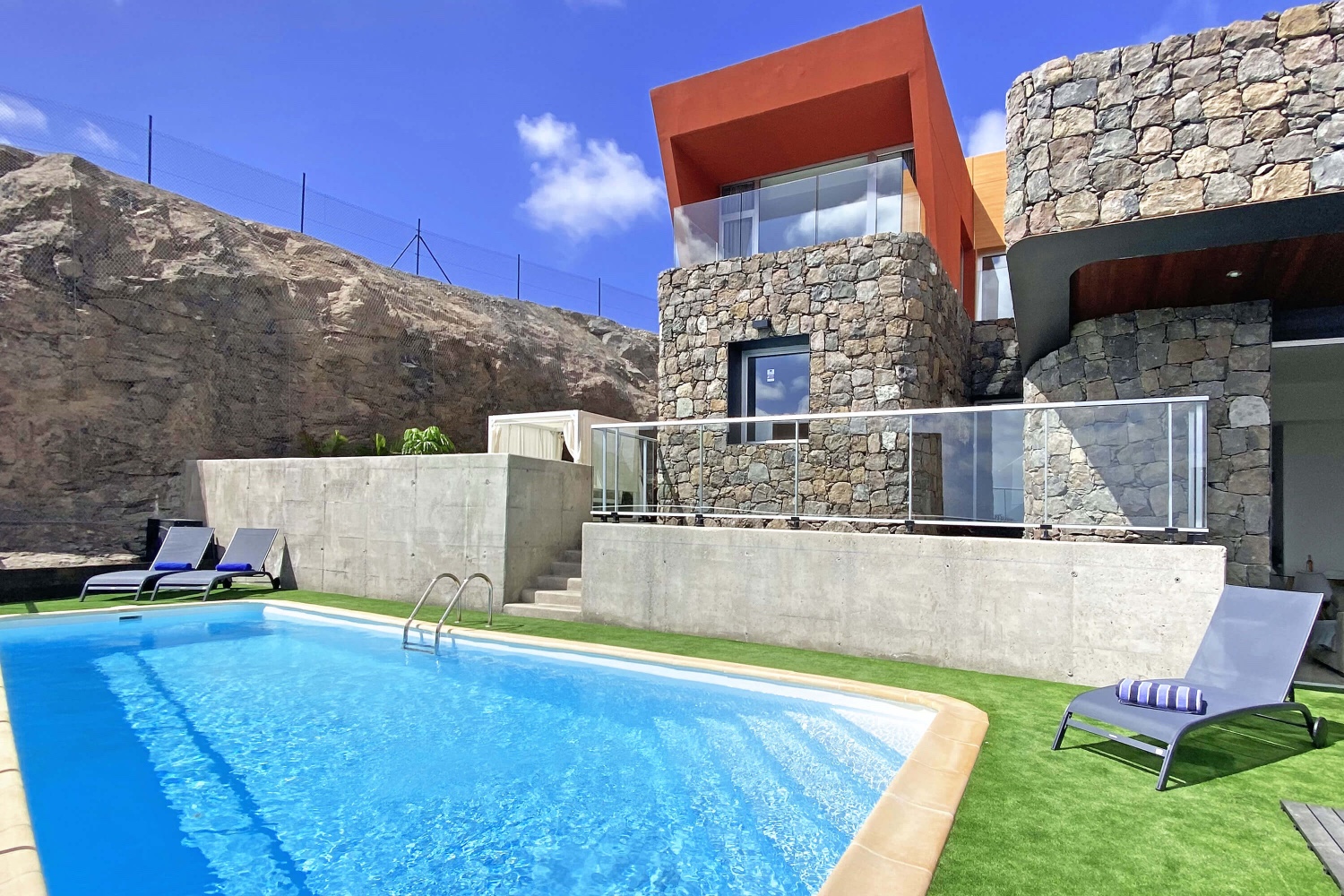 Dieses elegante und moderne Ferienhaus bietet die besten Voraussetzungen für einen erholsamen Urlaub im sonnigen Süden Gran Canarias mit der Möglichkeit, zu Hause zu arbeiten oder zu studieren.