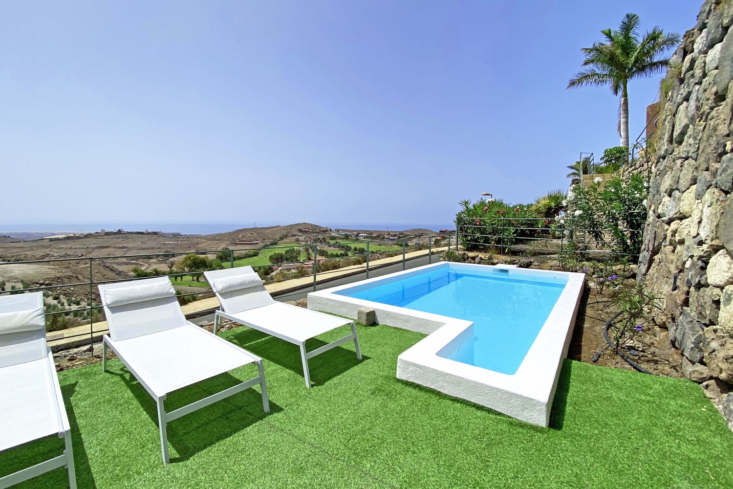Huis met drie slaapkamers met een prachtige tuin en een groot gemeenschappelijk zwembad in het Morro Golf-complex met uitzicht op de golfbaan