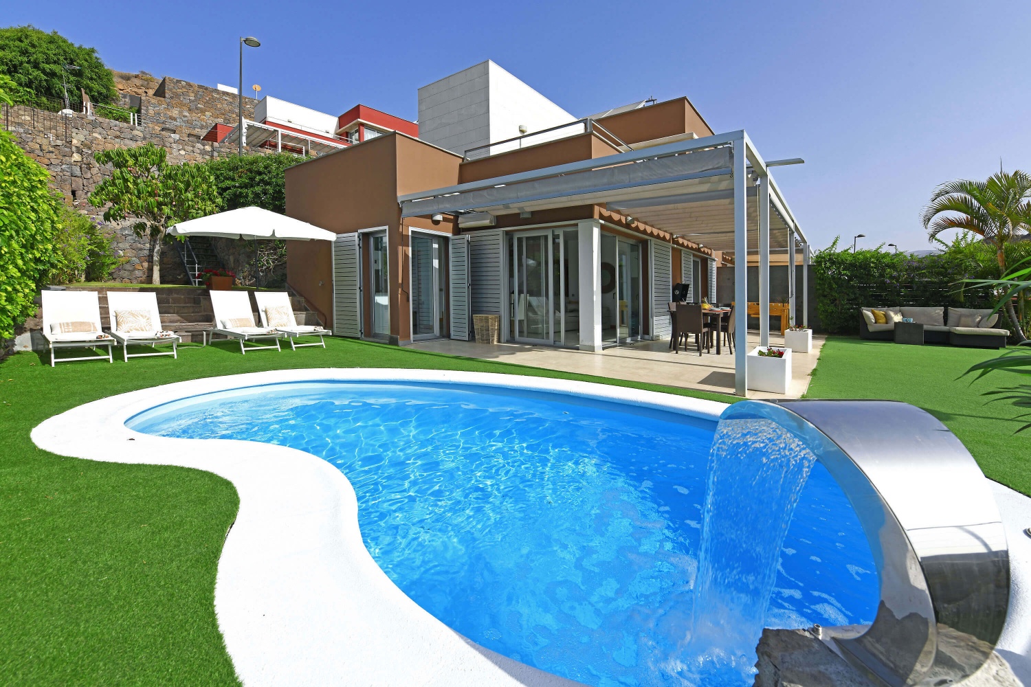 Maison moderne avec un bel espace extérieur avec une piscine privée chauffée et de belles vues sur le golf nord