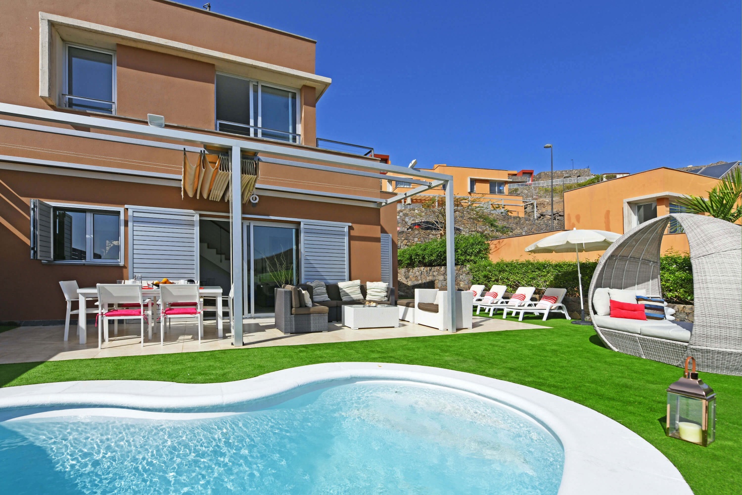 Flott hus med lyst interiør og stor hage, privat basseng med solvarme og vakker utsikt over golfbanen