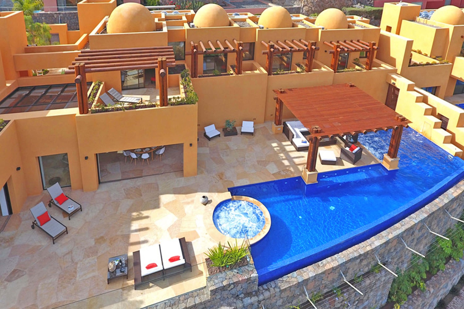 Luksus villa med kapasitet for 10 personer med privat basseng og boblebad med spektakulær utsikt over golfbanen