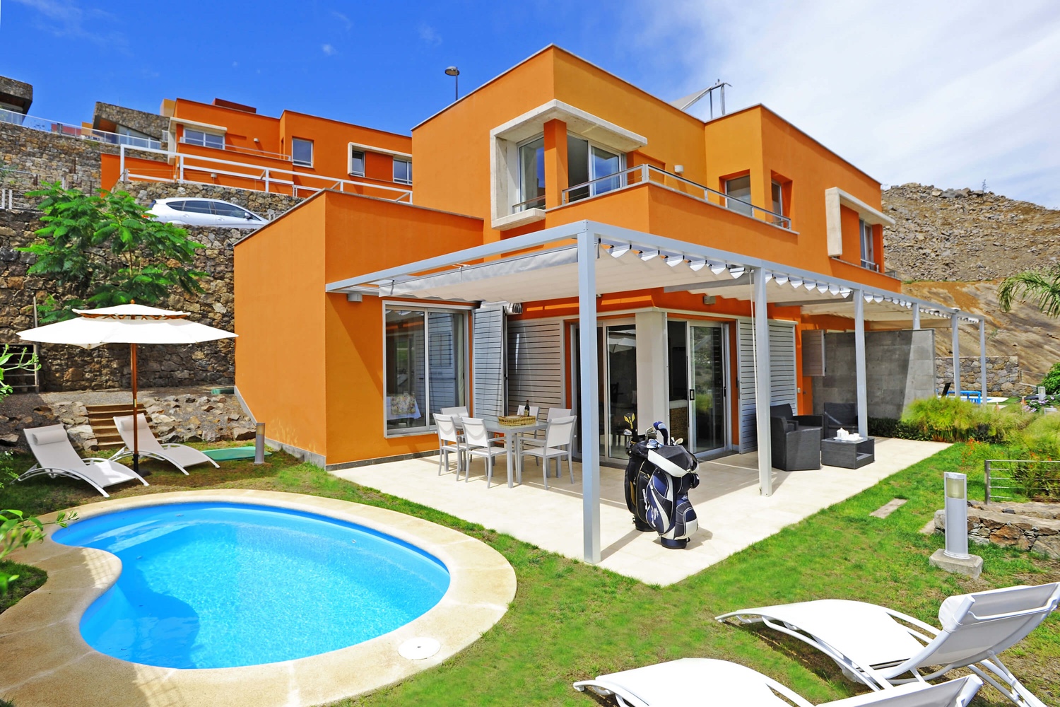 To-etasjes hus dekorert med stil, med privat basseng og praktfull utsikt over golfbanen og fjellene fra terrassen