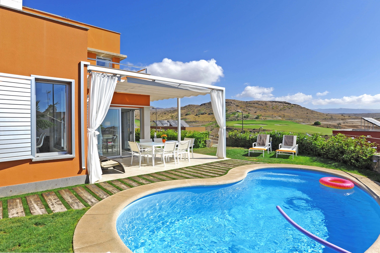 Moderne to-etasjes feriehus med hyggelig uteområde med privat oppvarmet basseng i det vakre Vista Golf-komplekset