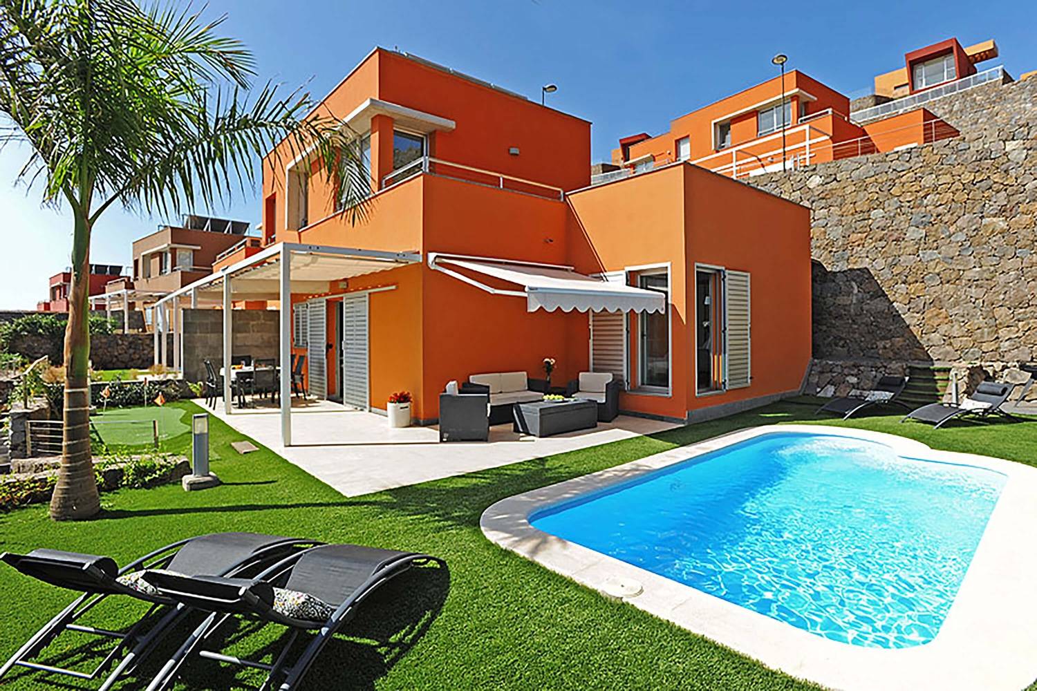 Moderne, gut ausgestattete Villa mit zwei Schlafzimmern, privatem beheiztem Pool, Grillplatz und Blick auf den Golfplatz