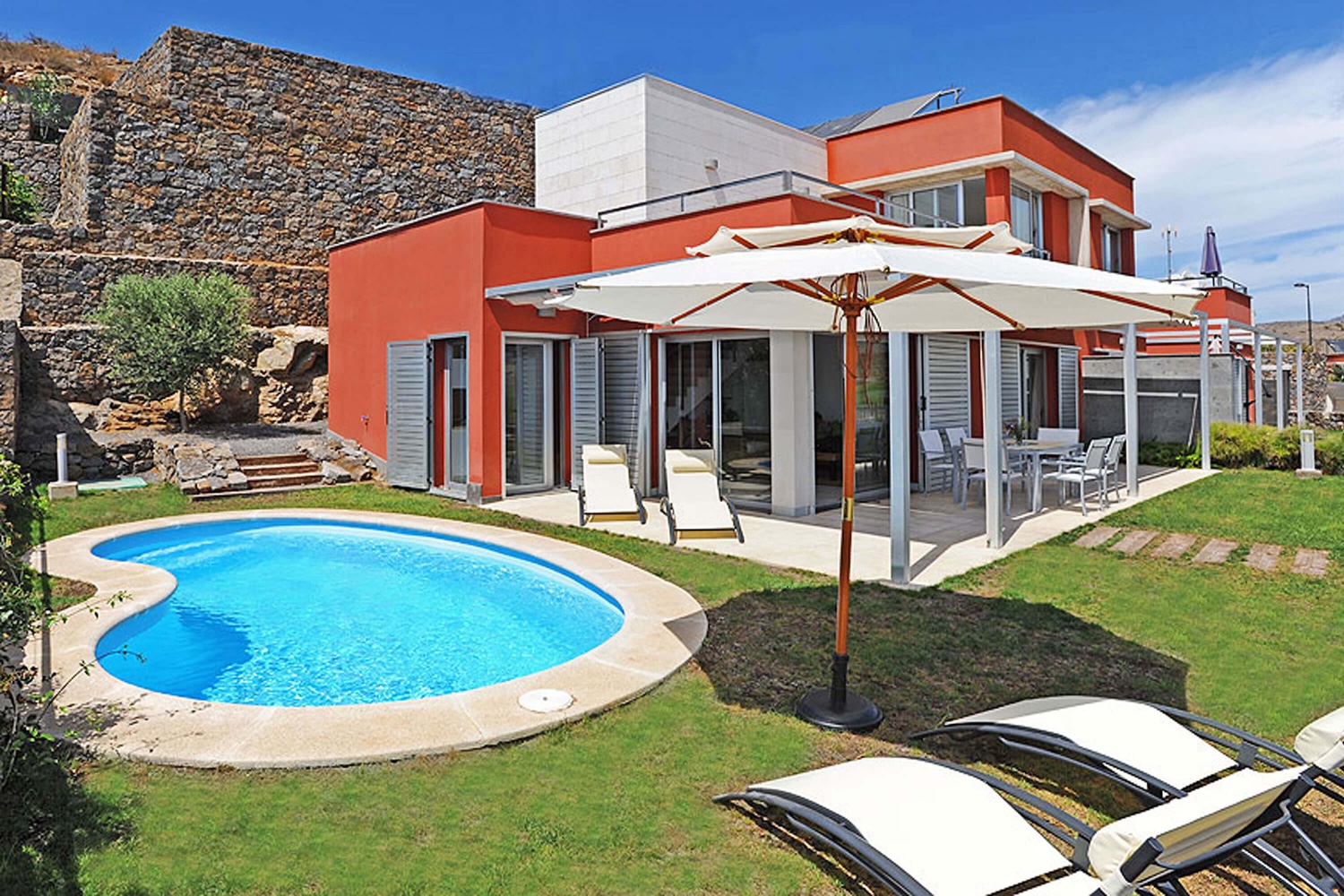 Moderne zweistöckige Villa, stilvoll dekoriert und mit privatem beheiztem Pool neben dem nördlichen Golfplatz des Resorts
