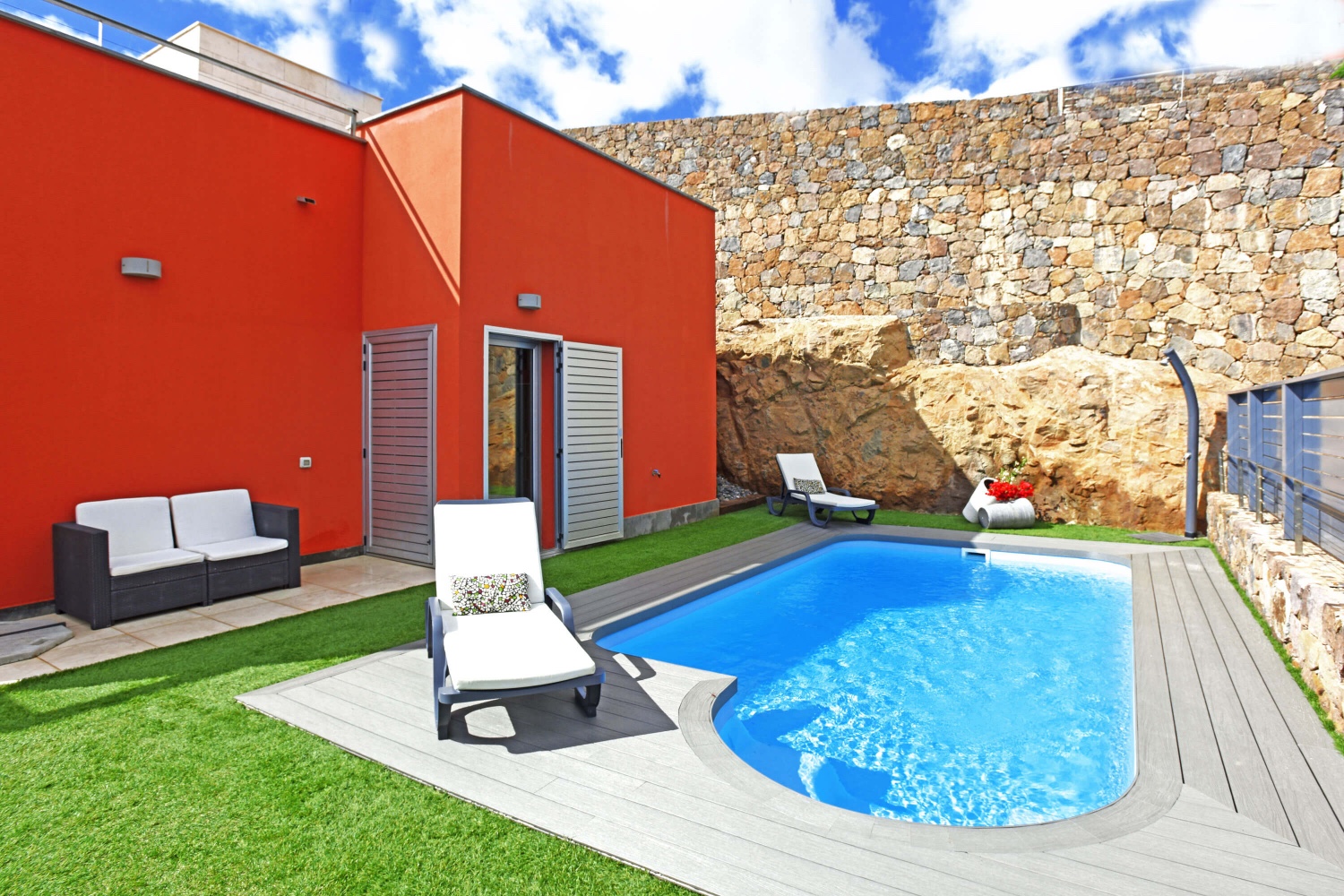 Bella casa a due piani con un piacevole spazio esterno con piscina privata riscaldata, ampia terrazza e mobili da giardino