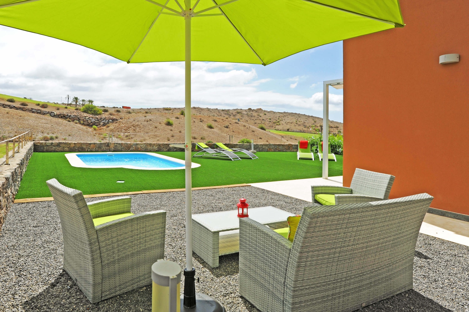Casa con ampio spazio esterno con posti a sedere, piscina privata e posizione privilegiata sulla prima linea del campo da golf