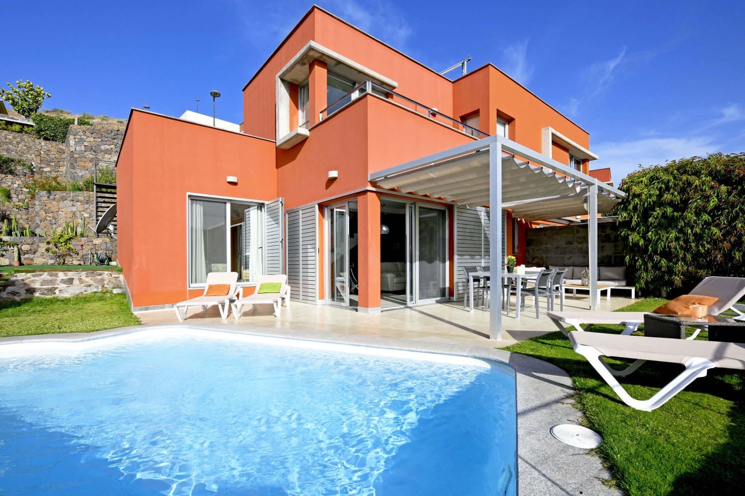 Maison élégamment décorée avec une piscine privée chauffée dans un emplacement privilégié en première ligne du terrain de golf