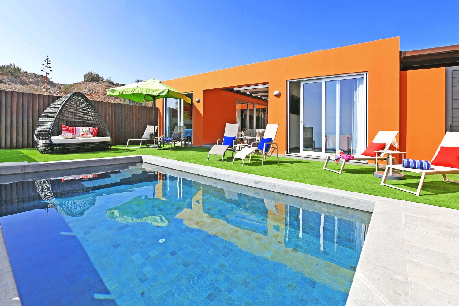 Moderne luxe bungalow met alle comfort, smaakvolle interieurs en een gezellige buitenruimte met zonnig terras, privézwembad en uitzicht op zee, evenals een patio met eethoek