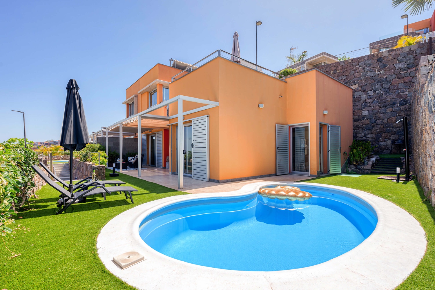 Flott toetasjes hus med trivelig uteområde med hagemøbler og privat svømmebasseng med solvarme
