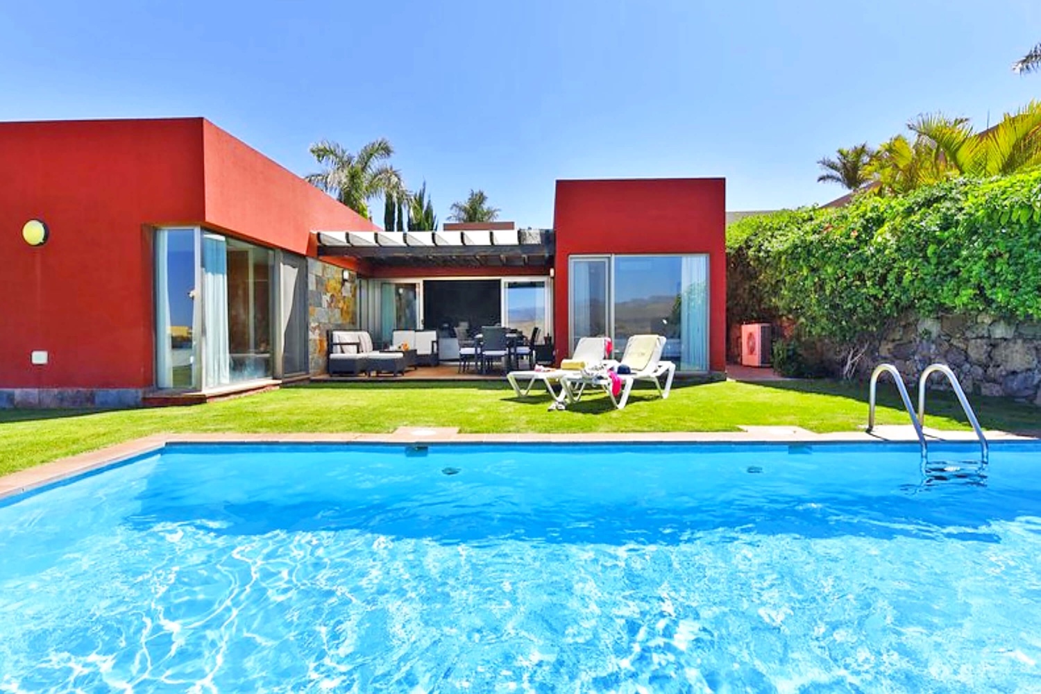 Prachtig huis met twee slaapkamers en een grote tuin met een overdekt terras en een verwarmd privézwembad met uitzicht op de golfbaan