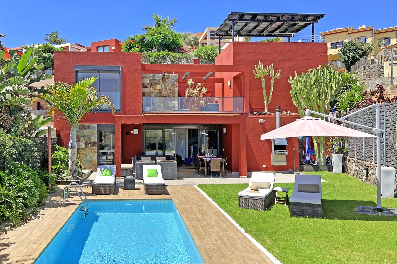Belle maison dans le complexe Las Terrazas avec un grand jardin, une piscine privée, un jacuzzi et une vue magnifique sur le parcours de golf.