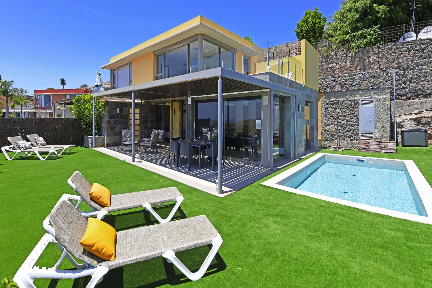 Casa a due piani dal design moderno, ampie vetrate e piacevole dehor con piscina privata