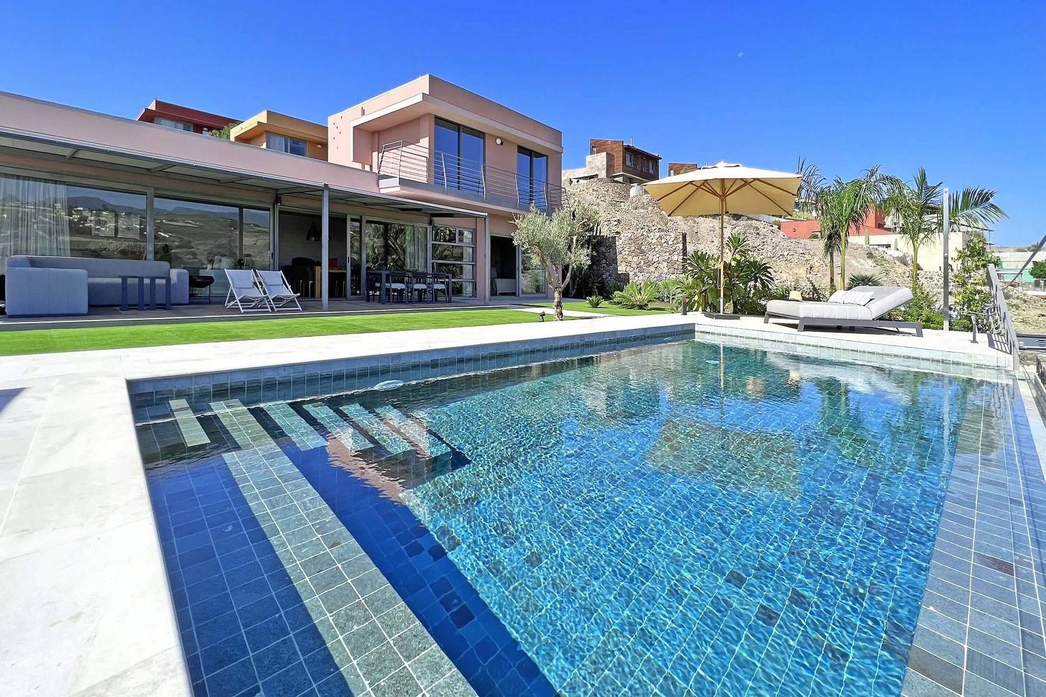 Schöne Luxusvilla, hell, geschmackvoll eingerichtet und eine große Terrasse mit privatem Pool.