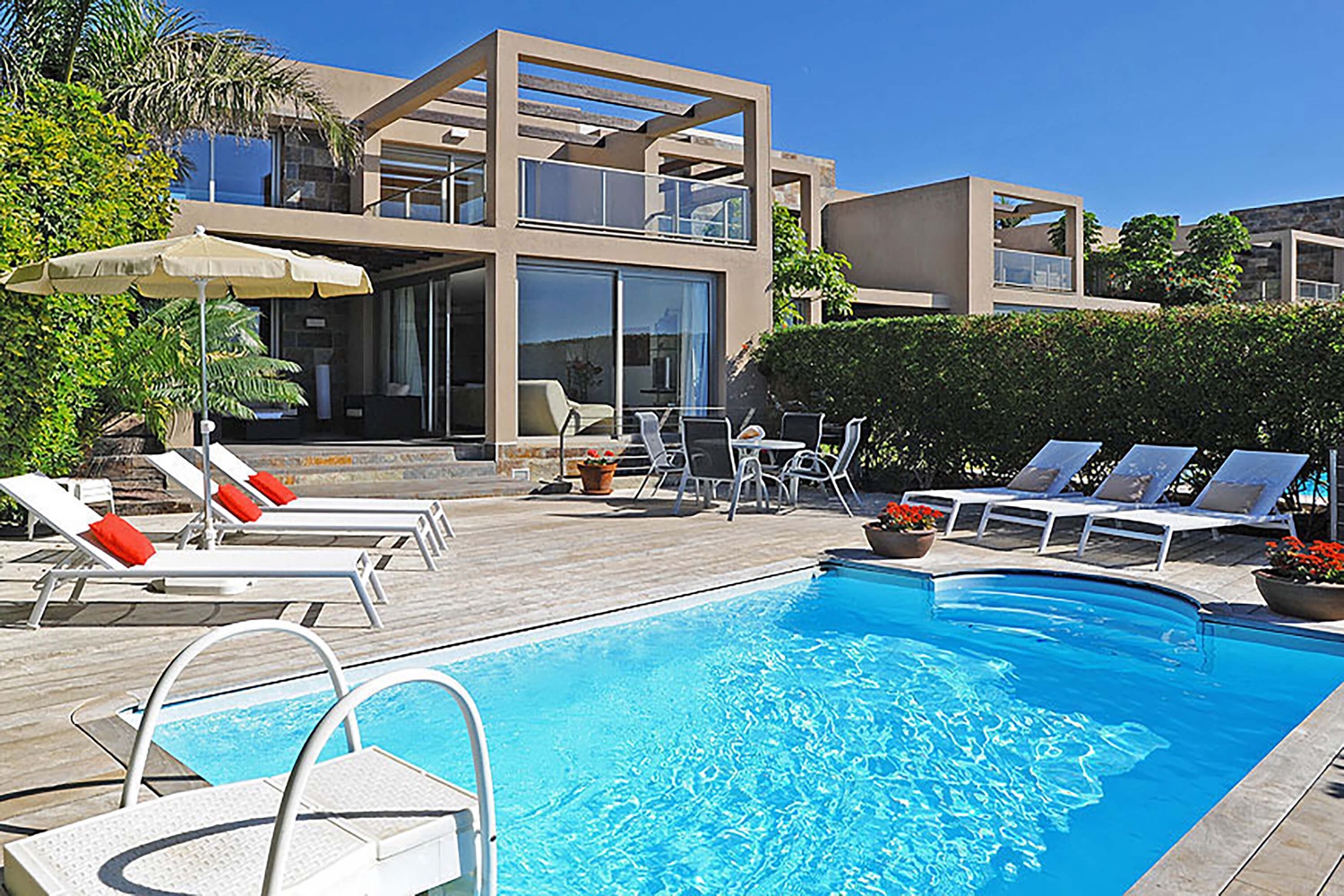 Casa con tre camere da letto con due terrazze con posti a sedere all'aperto, piscina privata e vista privilegiata sul campo da golf