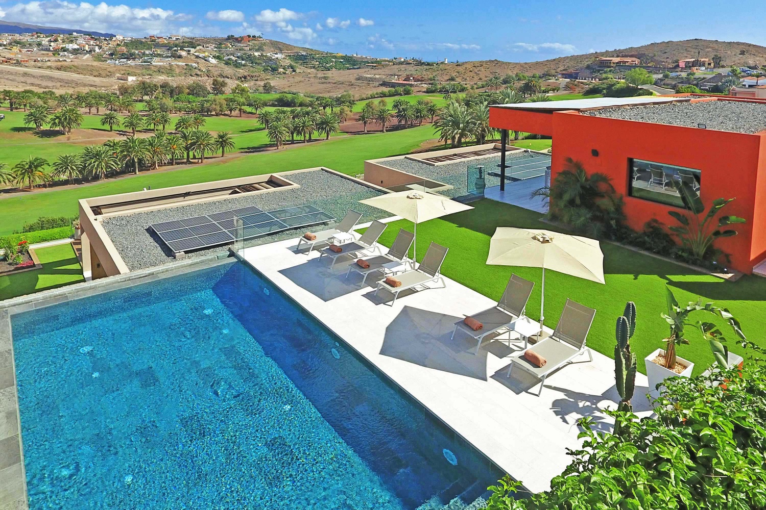 Única y maravillosa vivienda de una sola planta en Salobre Golf Resort, esta casa de lujo tiene todas las comodidades para disfrutar de sus vacaciones soleadas en Gran Canaria