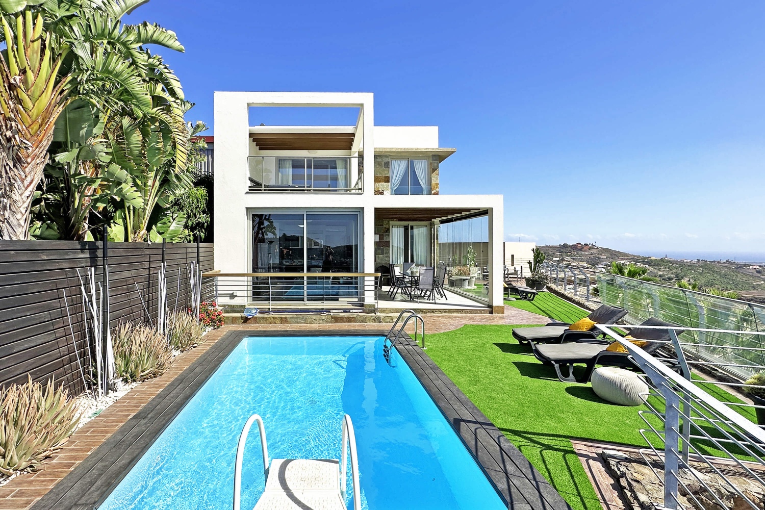 Stylový dům s velkou uzavřenou terasou se skleněnými panely a krásným výhledem na golfové hřiště, duny Maspalomas a moře