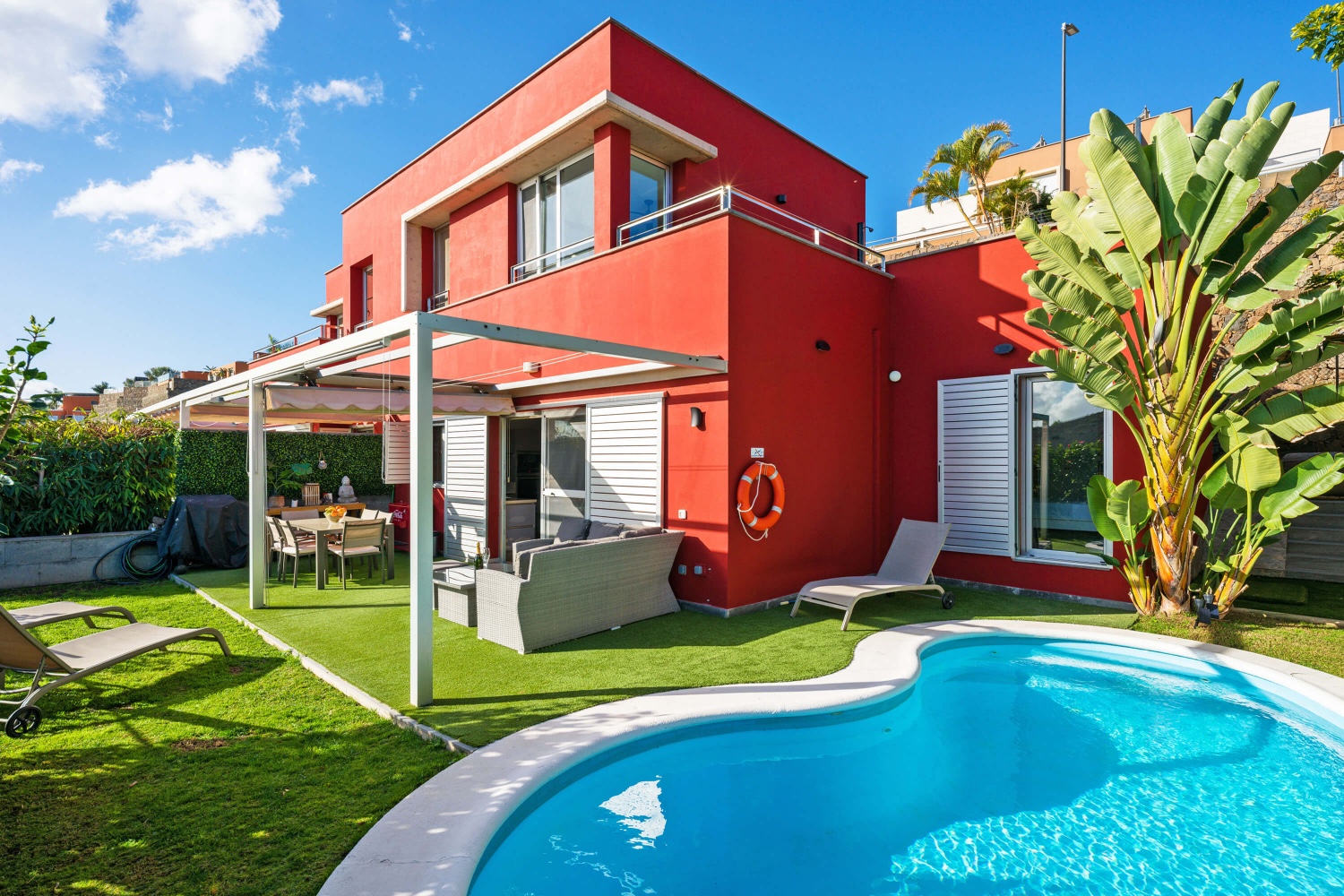 Премиум-люкс Vista Golf с двумя спальнями, собственным бассейном и джакузи в эксклюзивном саду, а также впечатляющей террасой для отдыха площадью 40 м² на верхнем этаже. Со вкусом оформленный и полностью оборудованный для незабываемого отдыха.