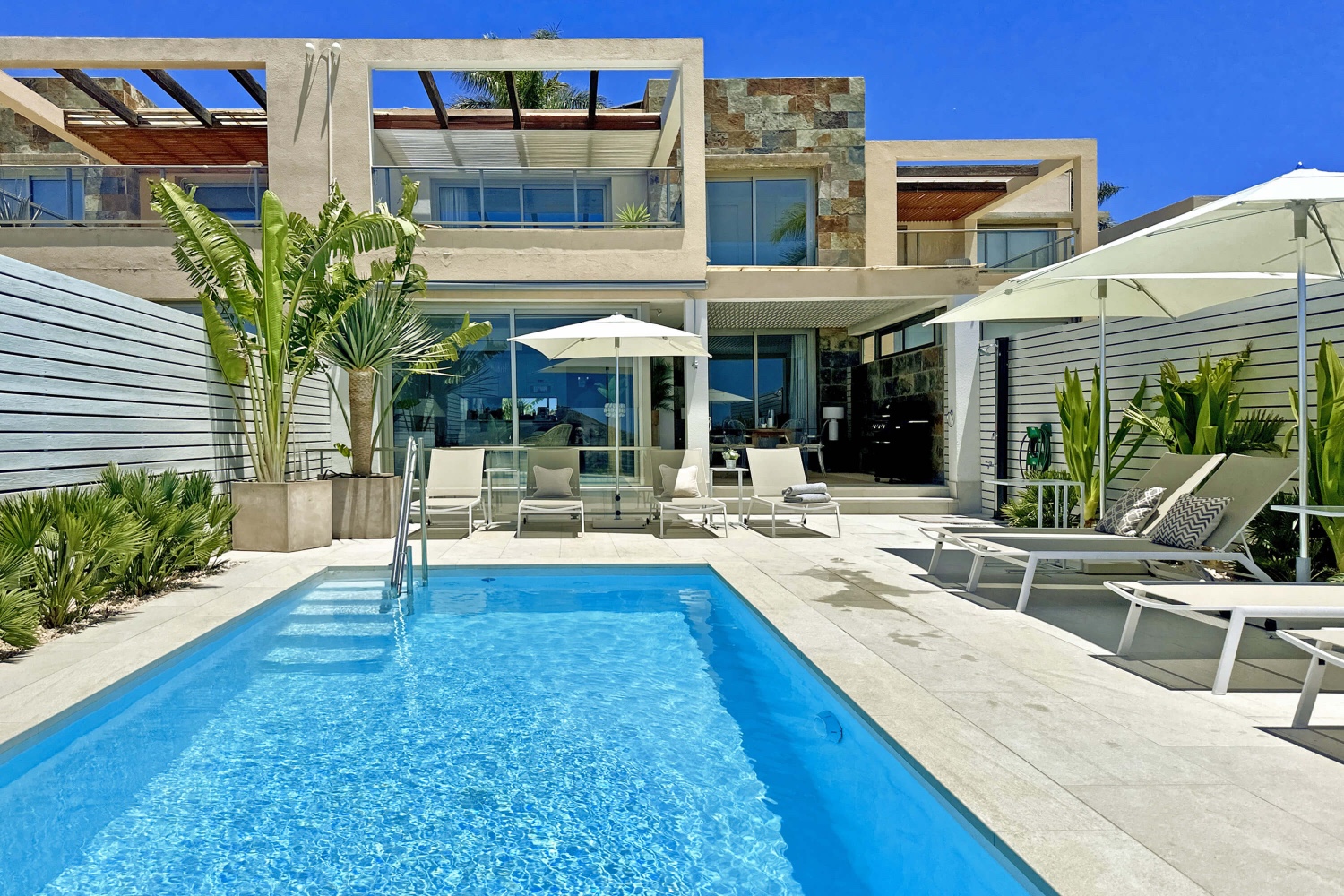 Maison moderne de 3 chambres avec piscine privée dans un complexe de villas bien entretenu avec de belles vues sur le golf et la mer