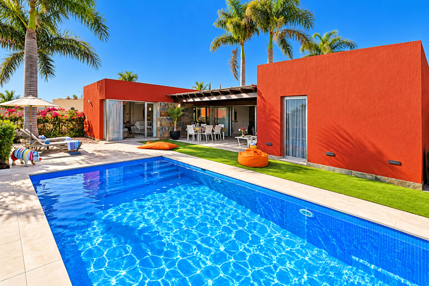Casa elegante de dos dormitorios ubicada en el campo de golf de Salobre reformada y decorada con estilo, con una magnífica terraza cubierta y una gran piscina privada.